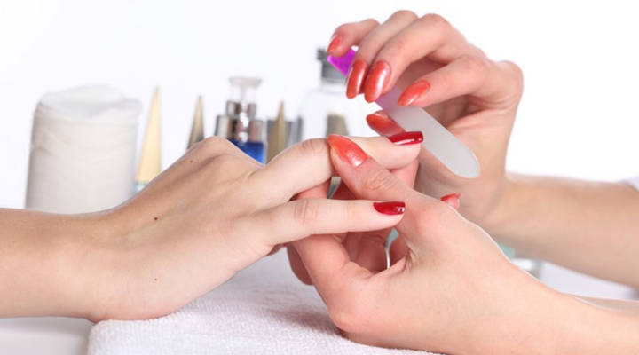 Quer economizar com manicure? Veja 4 dicas (fáceis) para fazer a unha em  casa