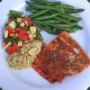 Salmão, quinoa vagem e grão de bico