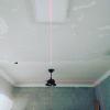 Instalação de ventilador de teto com luminária led alinhando com nível a lazer